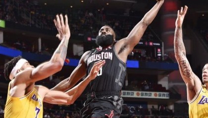  詹姆斯狂砍三双率湖人逆转击败掘金夺连胜