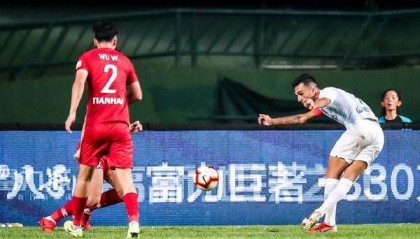  欧塞尔定位球配合默契，直接破门打破场上僵局  