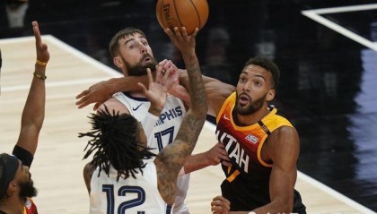  莫兰特暴力美学扣篮灰熊战胜马刺终结对手三连胜势头