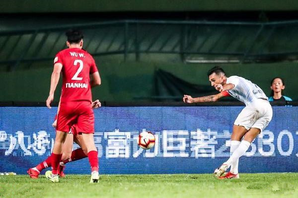  欧塞尔定位球配合默契，直接破门打破场上僵局  