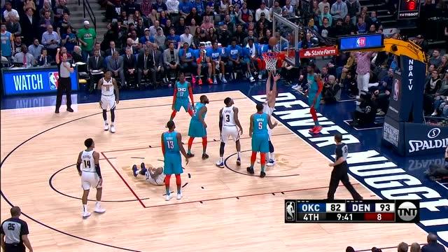  约基奇准三双难救主，湖人主场力克卫冕冠军  